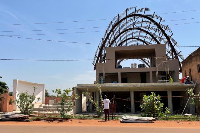 Le chantier du cinéma Guimbi, à Bobo-Dioulasso, au Burkina Faso, dont l’ouverture est prévue en octobre 2021.