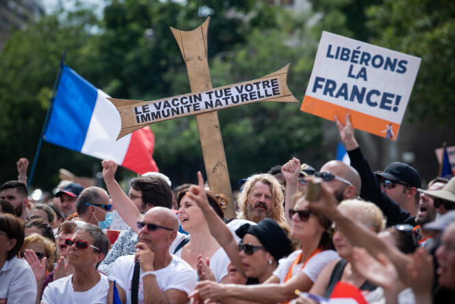 Manifestation contre l'instauration d'un passe sanitaire place du Trocadéro à l'appel de Florian Philippot, à Paris, le 24 juillet 2021.