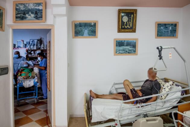 Le cabinet du Dr Jalel Ben Youssef, médecin généraliste dans la petite ville d'Utique, au nord de Tunis, aménagé en véritable petit hôpital où il propose des soins gratuitement,  grâce à des dons privés, le 23 juillet 2021.