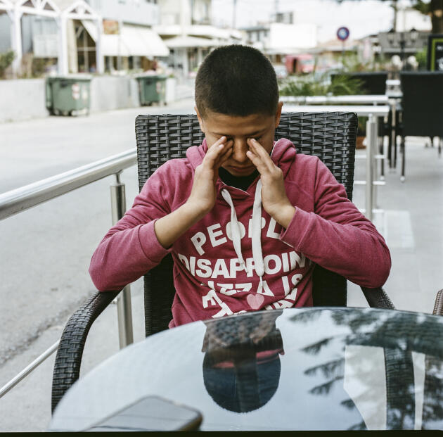 Karim (le prénom a été modifié), 13 ans et sa mère vivent en Grèce depuis 2009. Ile de Kos, Grèce, le 8 mai 2021.