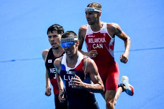 L’athlète français Vincent Luis (centre) a fini 13e lors de l’épreuve olympique de triathlon, à Tokyo, le 26 juillet 2021.