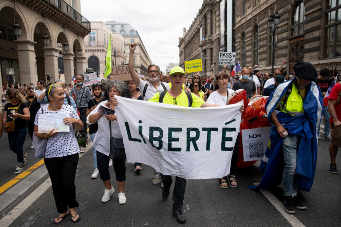 Manifestation contre l'instauration du passe sanitaire dans le centre de Paris.