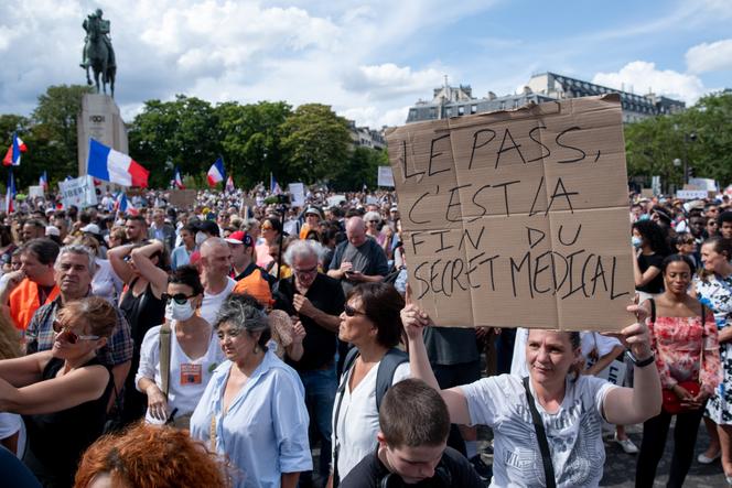 Manifestation contre l'instauration d'un passe sanitaire, place du Trocadéro, à Paris, le 24 juillet 2021.