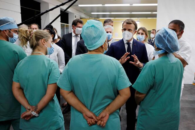 Le président français Emmanuel Macron visite un hôpital à Papeete, en juillet 2021.