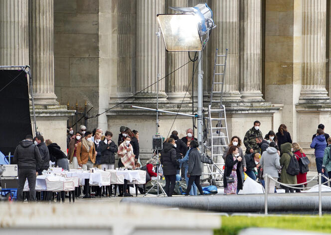Le plateau de tournage de la série « Emily in Paris », au Louvre, le 17 mai.