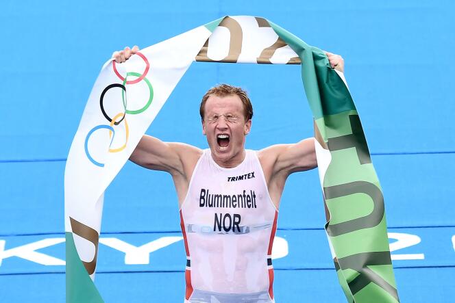 Le Norvégien Kristian Blummenfelt célèbre son titre de champion olympique de triathlon, à Tokyo, le 26 juillet 2021.