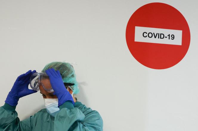 Un membre du personnel hospitalier à l’hôpital del Mar, où un service supplémentaire a été ouvert pour faire face à l’augmentation du nombre de patients malades du Covid-19, à Barcelone, en Espagne, le 15 juillet 2021.
