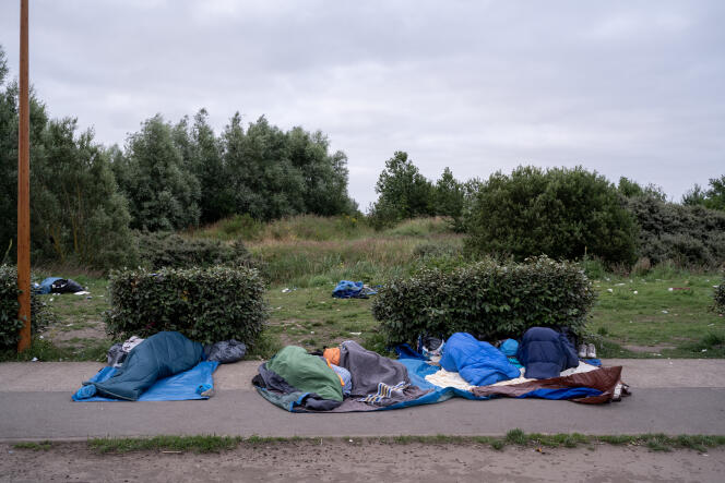 Des personnes exilées, privées de leur tente par les forces de police, dorment à même le sol, à Calais (Pas-de-Calais), le 16 juillet 2021.