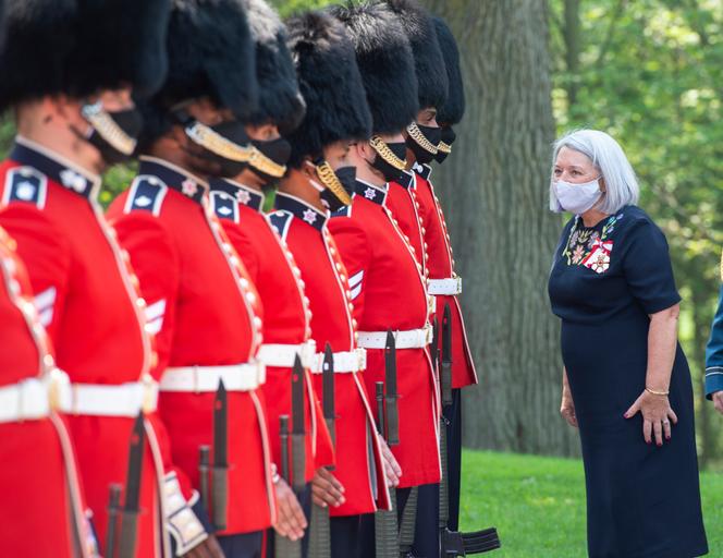 Gouverneur-generaal Mary Simon met een erewacht bij haar aankomst in Rideau Hall op 26 juli 2021 in Ottawa, Ontario.