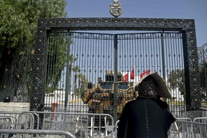L’armée tunisienne a barricadé le Parlement, à Tunis, en juillet 2021, après que le président a limogé le premier ministre et suspendu les travaux du Parlement pour trente jours.