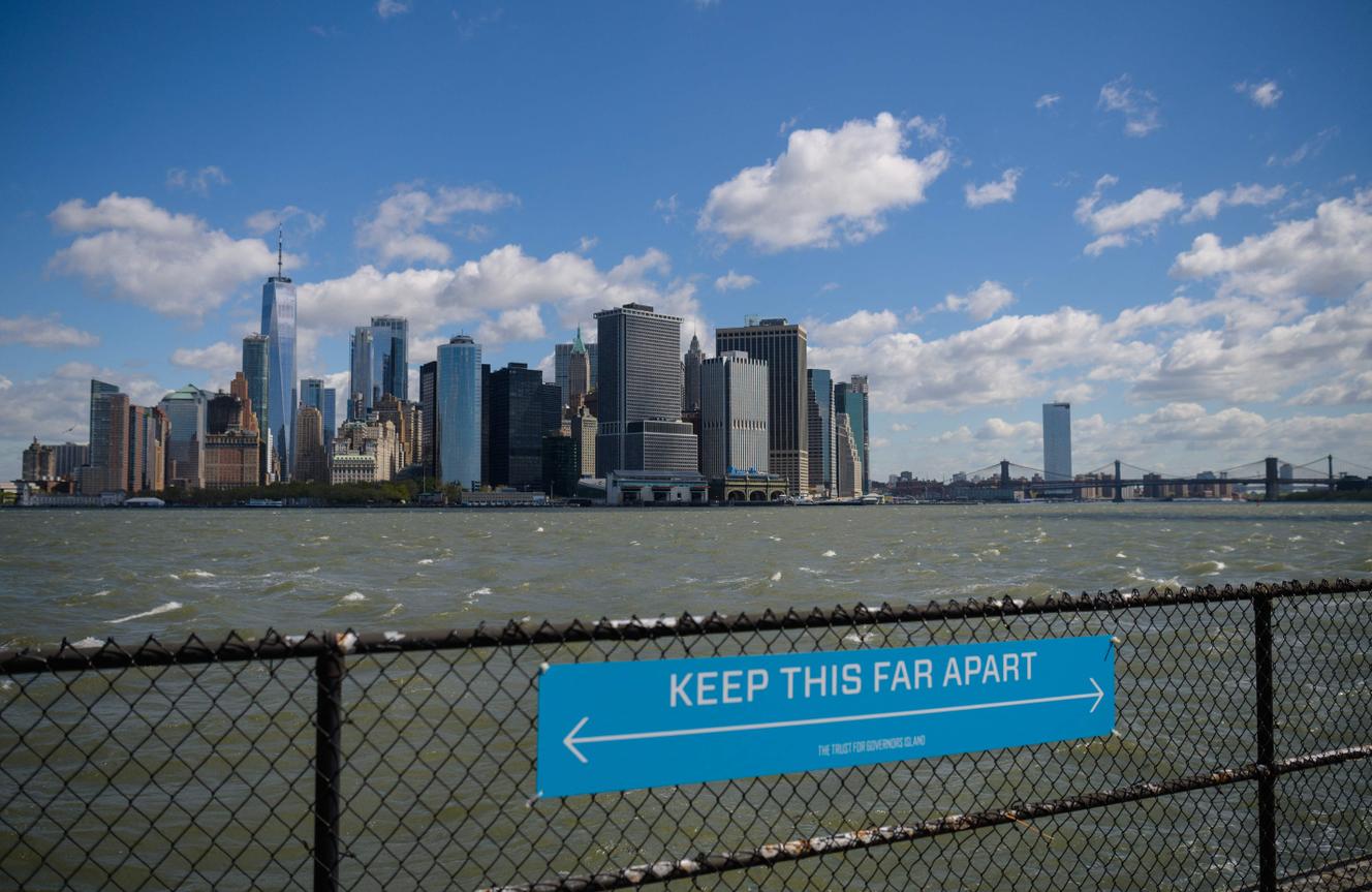 Een bord dat mensen oproept om een veilige afstand te bewaren, op Governors Island, New York (VS), in april 2021.
