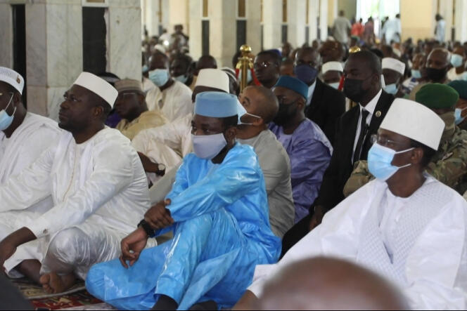 Le président de la transition, le colonel Assimi Goïta (en boubou bleu), pendant la prière de l’Aïd el-Adha à la grande mosquée de Bamako, le 20 juillet 2021, avant la tentative d’assassinat au couteau.