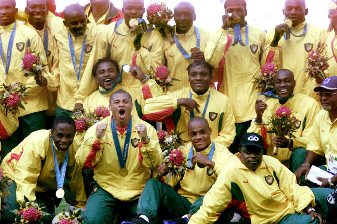 Les Lions indomptables camerounais célèbrent leur médaille d’or aux Jeux olympiques de Sydney, le 30 septembre 2000.