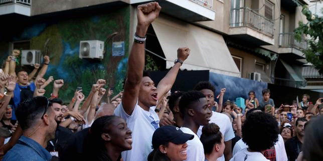 Sacré en NBA, le basketteur Giannis Antetokounmpo met la Grèce face à ses contradictions