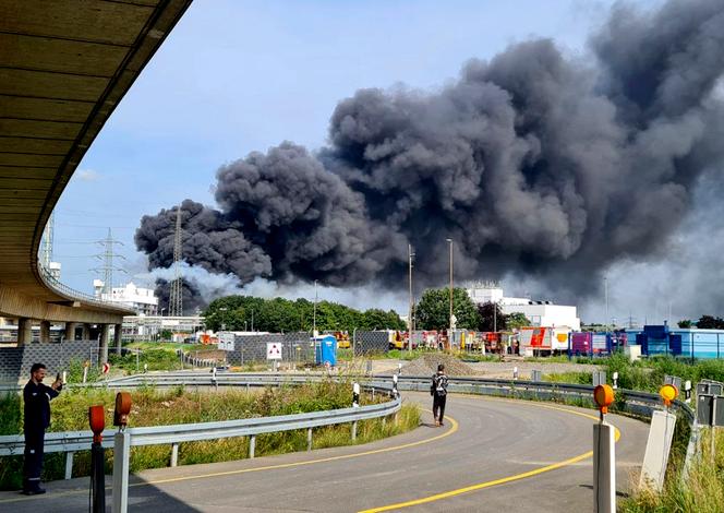 Eine dicke Rauchwolke über Chemiekonzernen in Leverkusen (Deutschland) nach dem ungeklärten Ausbruch am 27. Juli 2021.