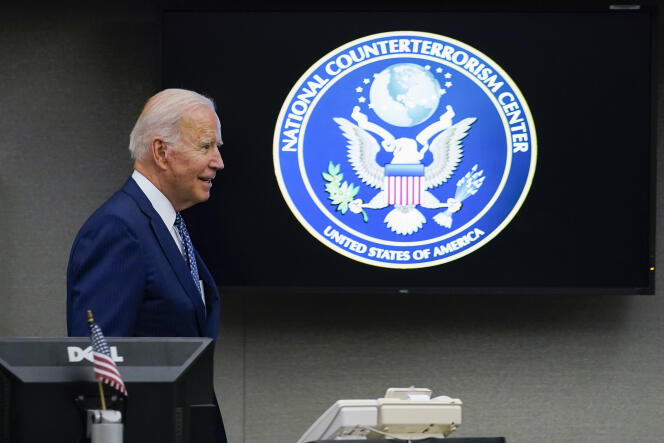 Le président des Etats-Unis, Joe Biden, visite le bureau de la direction du renseignement national, à McLean, en Virginie, près de Washington, le 27 juillet 2021.