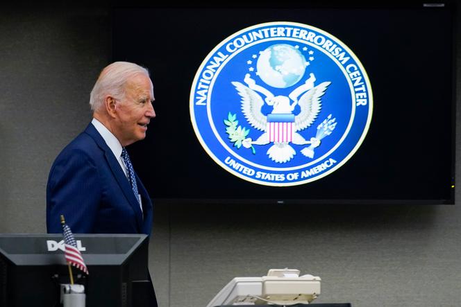 Le président des Etats-Unis, Joe Biden, visite le bureau de la direction du renseignement national, à McLean, en Virginie, près de Washington, le 27 juillet 2021.