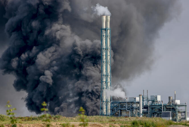 Σύννεφο καπνού μετά από έκρηξη σε ένα χώρο χημικών εταιρειών στο Λεβερκούζεν (Γερμανία), 27 Ιουλίου 2021.