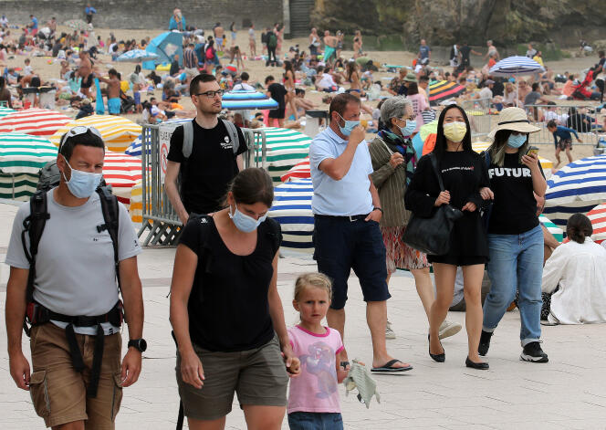 Le 28 juillet, des promeneurs portent le masque, qui est de nouveau obligatoire sur la plage de Biarritz.