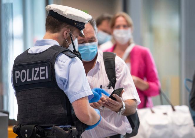 Polizisten kontrollieren am 29.06.2021 am Frankfurter Flughafen eingetroffene Passagiere mit einem Flug aus Portugal.