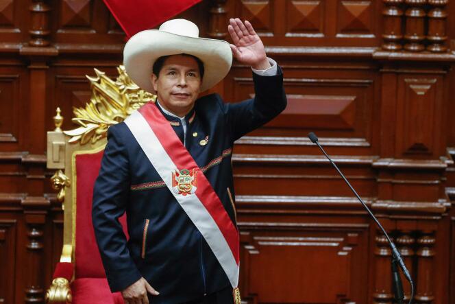 Le nouveau président péruvien, Pedro Castillo, après avoir prononcé un discours à la nation, lors de sa cérémonie d’investiture, à Lima, le 28 juillet 2021.