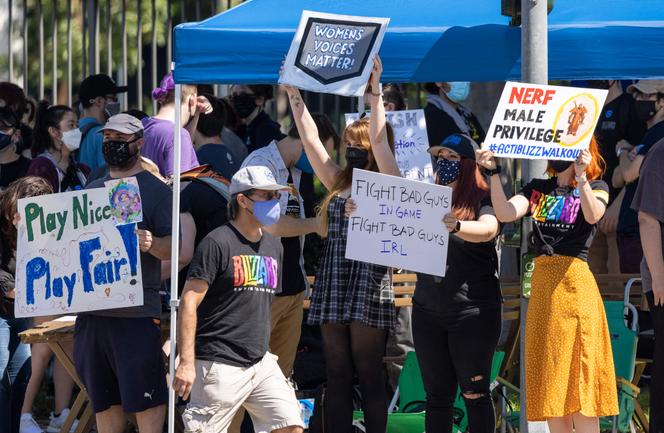 Rassemblés au pied des grilles des locaux situés au 1, Blizzard Way à Irvine, des employés d’Activision Blizzard ont fait entendre leur mécontentement, le 28 juillet 2021.