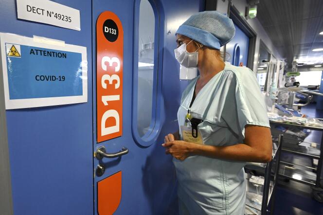 Une soignante surveille des patients malades du Covid-19 admis dans une unité de soins critiques, aux hôpitaux universitaires de Strasbourg, le 28 juillet.