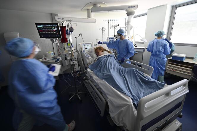 Le personnel médical de l’hôpital universitaire de Strasbourg traite une patiente en soins intensifs, le 28 juillet 2021.