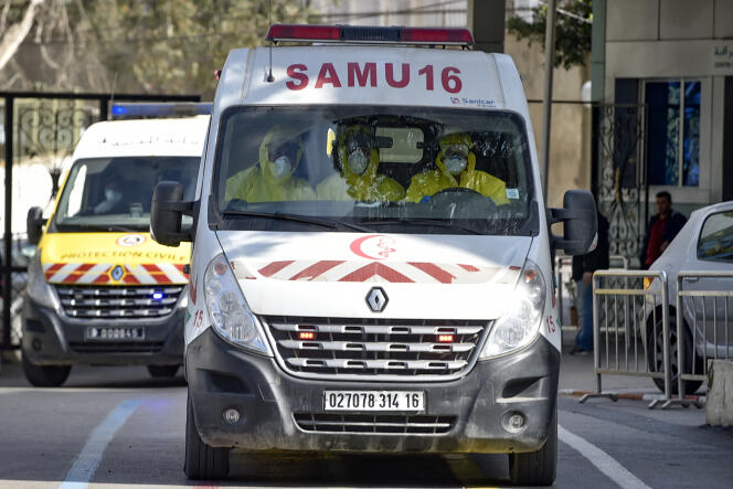 Des ambulances arrivent à l’hôpital El-Kettar, à Alger, en février 2020.