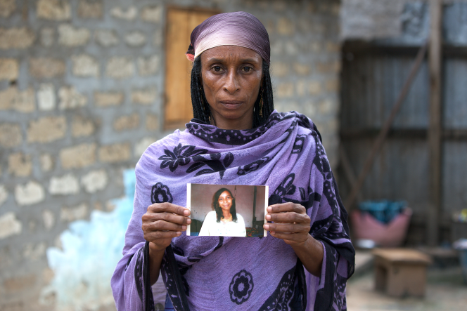 Amina Tibati a été victime de violences sexuelles. Elle tient la photo de sa sœur de 36 ans, enceinte, tuée à coups de machette en 2017.