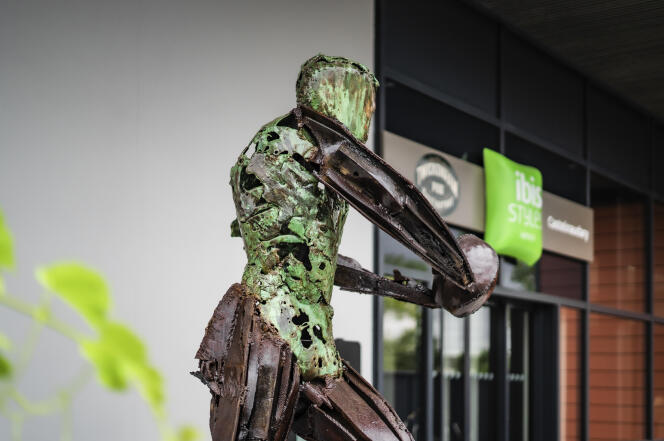 Sculpture d’un rugbyman, à l’entrée de l’hôtel Ibis Styles de Castelnaudary (Aude), dirigé par l’ancien joueur Guy Spanghero.