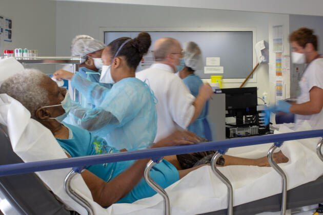 Une patiente âgée est admise dans la zone réservée aux malades du Covid de l’hôpital Pierre Zobda-Quitman, à Fort-de-France, le 28 juillet 2021. Elle sera est examinée avant d’être dirigée dans le service adequat.