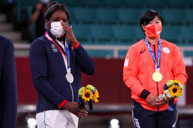 Les judokas Madeleine Malonga (à gauche), médaille d’argent, et la championne olympique Shori Hamada (à droite), à Tokyo, le 29 juillet 2021.