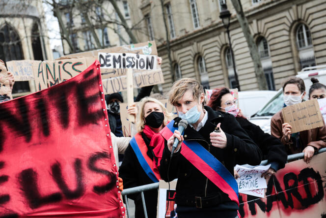 L’élue EELV Alice Coffin manifeste, devant l’hôtel de ville de Paris, en faveur de la démission de Christophe Girard, le 2 février 2021.