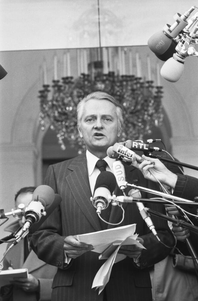 Le porte-parole de l'Elysée, Pierre Hunt, annonçant la démission du gouvernement après le conseil des ministres à l'Elysée, à Paris, le 31 mars 1978.