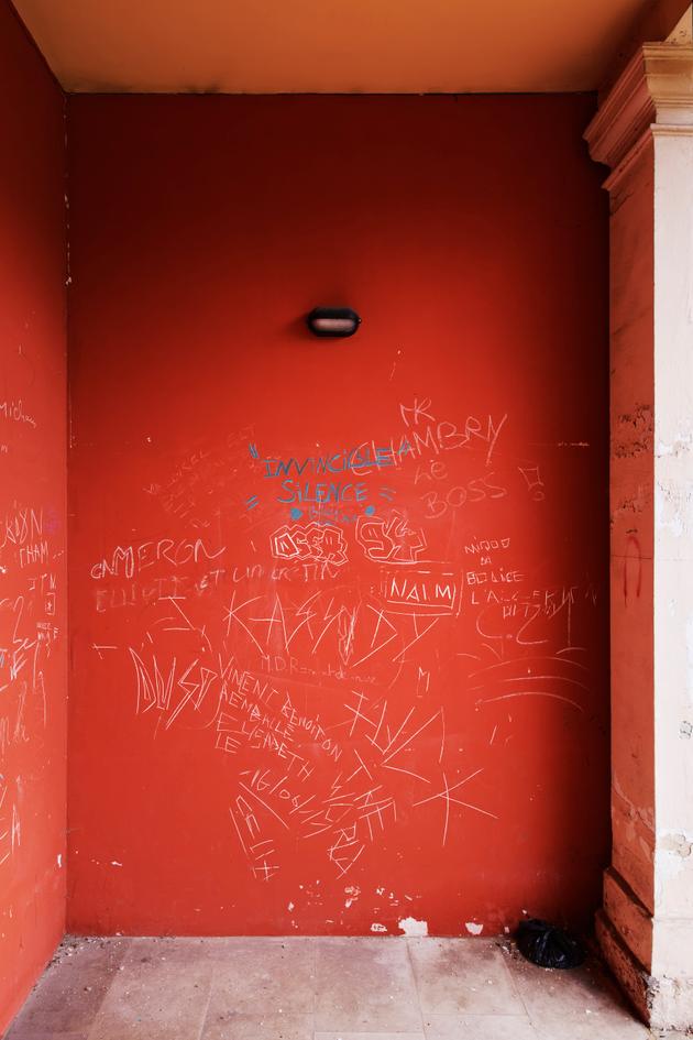 Des graffitis réalisés par les adolescents lors de leur séjour à l’unité pédopsychiatrique du Kremlin-Bicêtre.