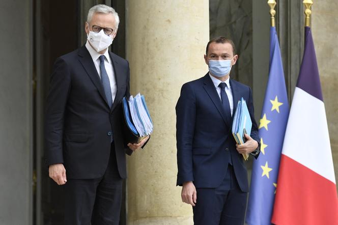 Le ministre français de l’économie et des finances, Bruno Le Maire, et le ministre délégué à l’action et aux comptes publics, Olivier Dussopt, quittent le palais de l’Élysée après avoir participé au conseil des ministres hebdomadaire, à Paris, le 28 juillet 2021.