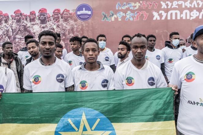 Nouvelles recrues rejoignant les forces militaires éthiopiennes au Tigré lors de la cérémonie d’adieu en leur honneur, à Addis-Abeba, le 27 juillet 2021.