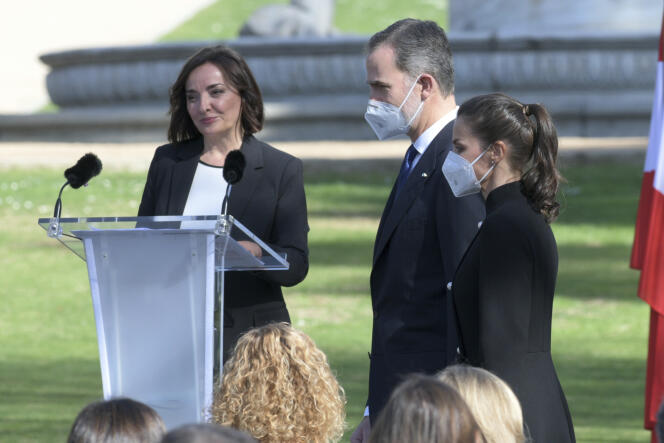 La journaliste Pepa Bueno (à gauche) avec le roi et la reine d’Espagne, au palais de la Moncloa, à Madrid, le 11 mars 2021.