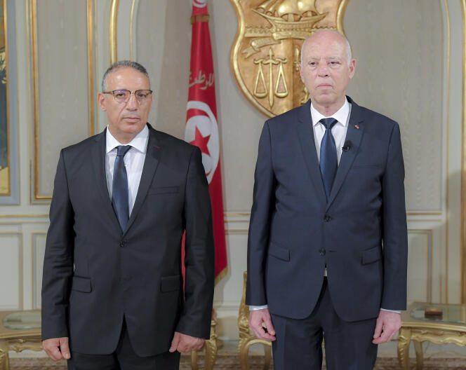 Le nouveau ministre tunisien de l’intérieur par intérim Ridha Gharsallaoui, à gauche, et le président tunisien Kaïs Saïed au palais présidentiel à Carthage, en Tunisie, le 29 juillet 2021.