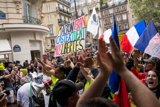 Manifestation contre l'instauration d'un passe sanitaire, dans le 17e arrondissement de Paris, le 31 juillet.