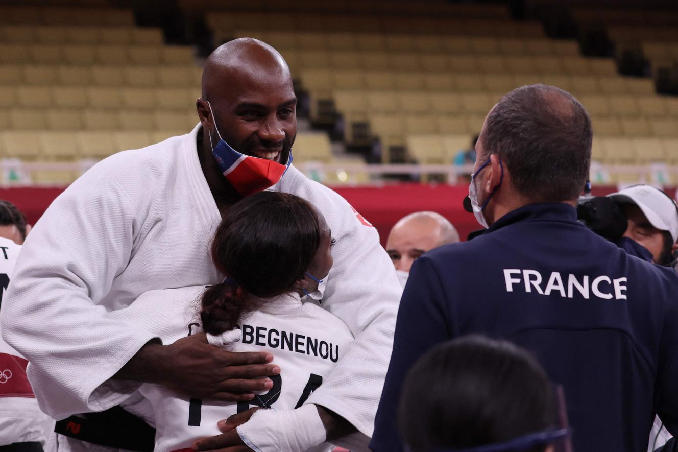 Teddy Renner festeggia la vittoria della Francia con Clarice Agpegno a Tokyo.