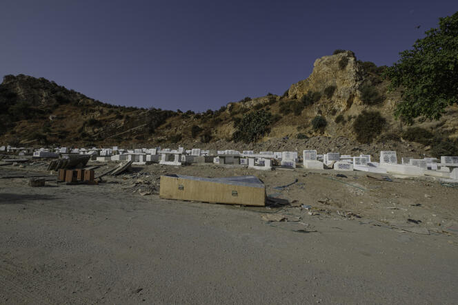 Le haut de la colline du cimetière de Djellaz est le nouvel endroit où l’on enterre le plus souvent les morts du Covid-19, à Tunis, le 29 juillet 2021.