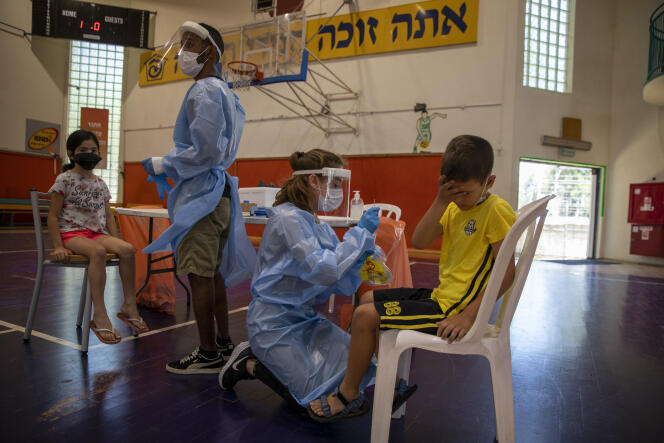 Campagne de vaccination dans un complexe sportif à Binyamina en Israël, le 29 juin 2021.