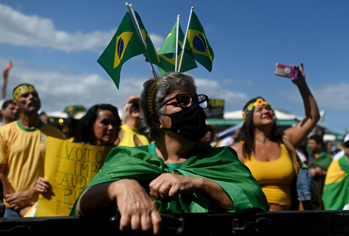 Demonstranci zbierają się, aby zażądać nowego systemu głosowania w Rio de Janeiro w Brazylii, niedziela 1 sierpnia 2021 r.