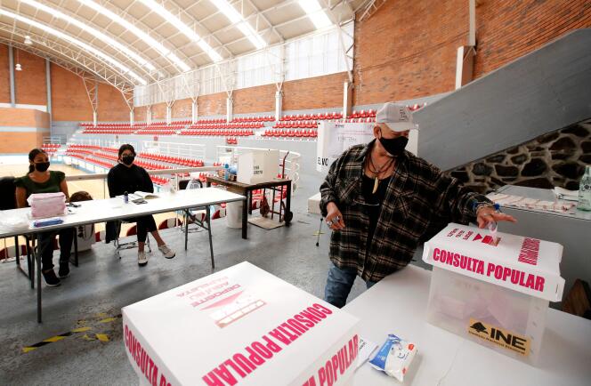 Un hombre vota en un referéndum nacional para juzgar a ex presidentes, en Guadalajara, México, el 1 de agosto de 2021.