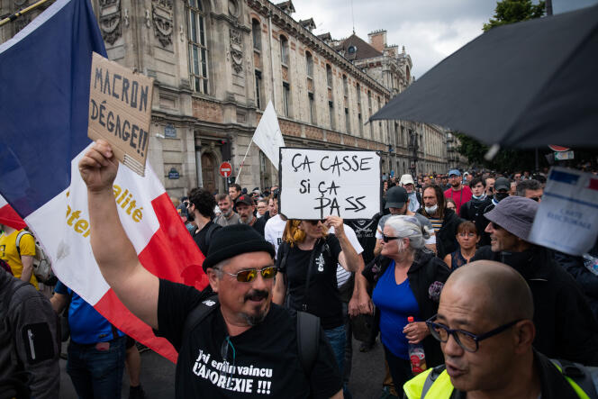 Des personnes manifestent contre l’instauration d’un passe sanitaire, à Paris, le 31 juillet 2021.