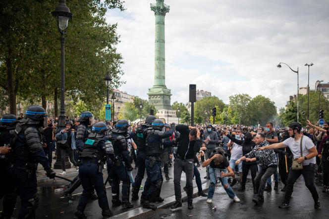 Des manifestants et des membres des forces de l’ordre s’affrontent lors de la manifestation contre l’instauration d’un passe sanitaire, à Paris, le 31 juillet 2021.