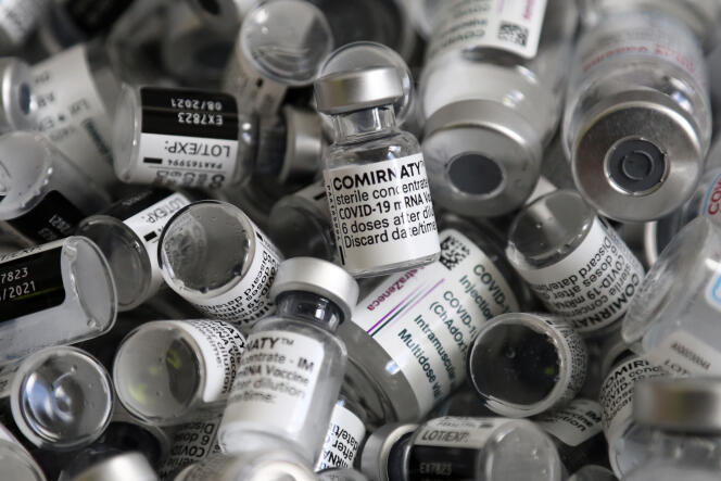 Des flacons vides ayant contenu le vaccin anti-Covid de Pfizer-BioNTech, à Munich, en Allemagne, le 15 mai 2021.