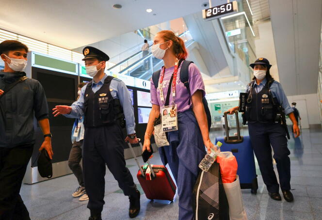 L’athlète biélorusse Kristina Timanovskaïa est escortée par des policiers à l’aéroport international de Haneda à Tokyo, au Japon, le 1er août 2021.